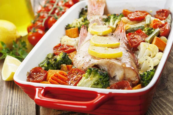 ile sebze kızarmış balık