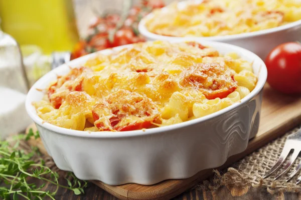 Pasta al forno con pomodoro e formaggio — Foto Stock