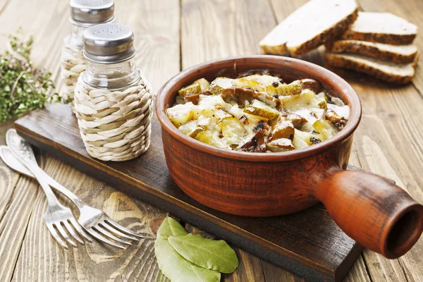 Kidney, stewed with potatoes and pickles — Stock Photo, Image