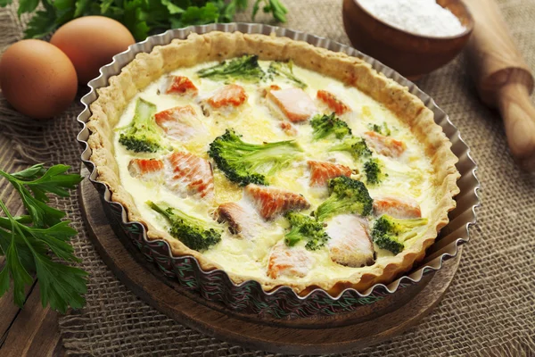 Quiche com brócolos e peixes — Fotografia de Stock