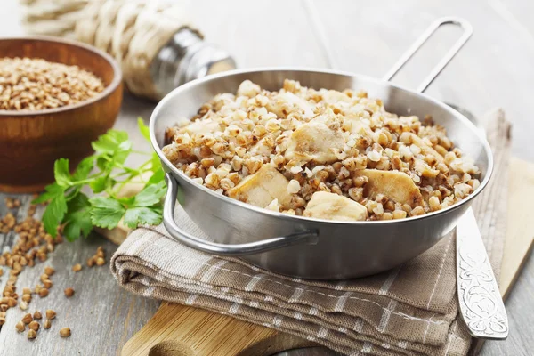 Buchweizenbrei mit Fleisch — Stockfoto