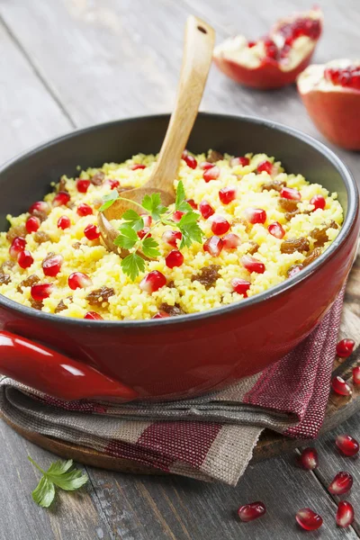 Couscous mit Granatapfel, Rosinen und Gewürzen — Stockfoto