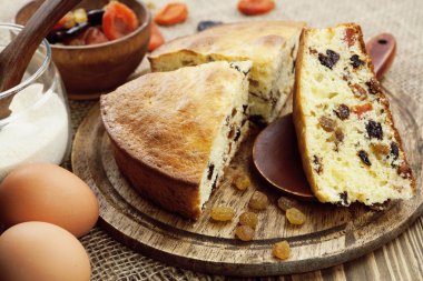 Mannik, irmik kek Kuruyemiş ile