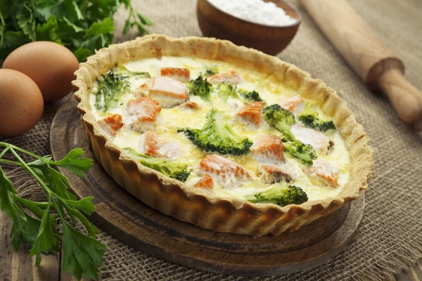 Quiche com brócolos e peixes — Fotografia de Stock