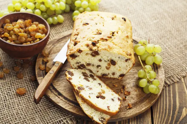 Torta casera con pasas —  Fotos de Stock