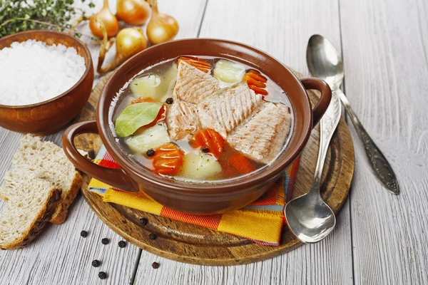 Рыбный суп в миске — стоковое фото