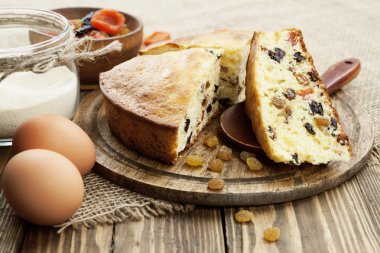 Mannik, irmik kek Kuruyemiş ile