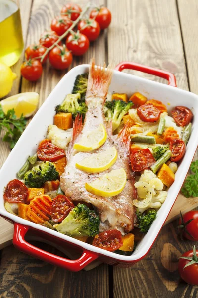 Pesce arrosto con verdure — Foto Stock