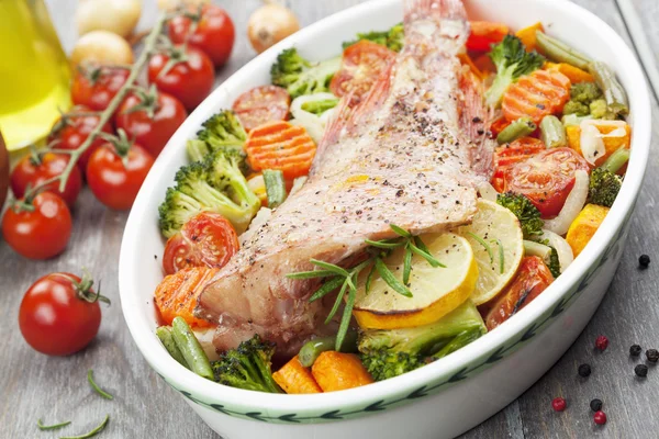 Roasted fish with vegetables — Stock Photo, Image