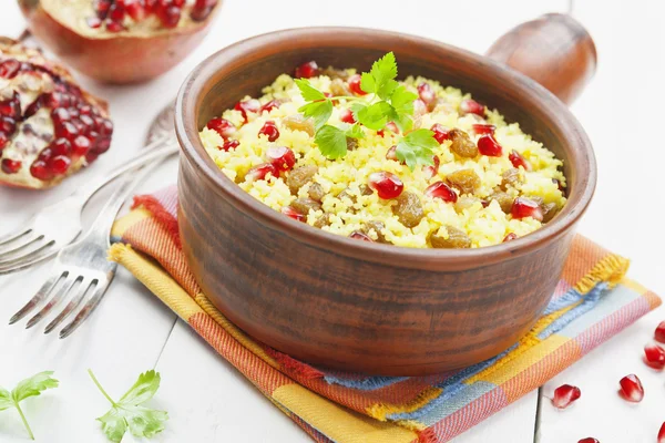 Couscous mit Granatapfel, Rosinen und Gewürzen — Stockfoto