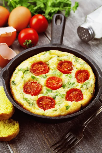 Omeleta se zeleninou a sýrem. Frittata — Stock fotografie