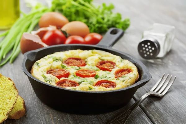 Omelett mit Gemüse und Käse. Frittata — Stockfoto