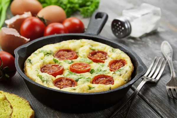 Omelet med grøntsager og ost. Frittata - Stock-foto