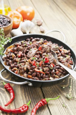 Kırmızı fasulye ve biber ile et güveç 