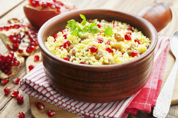 Couscous mit Granatapfel, Rosinen und Gewürzen — Stockfoto