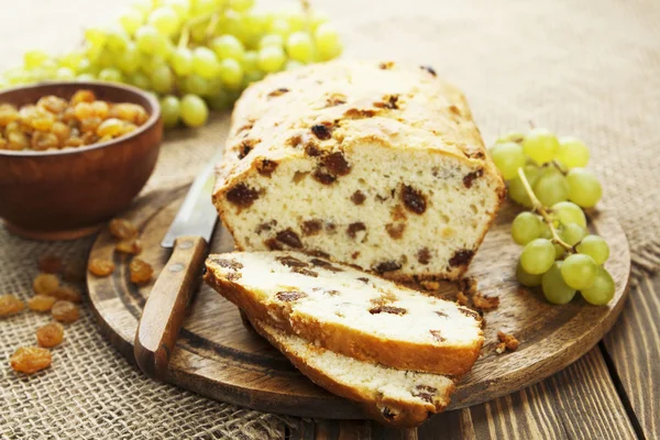 Torta casera con pasas —  Fotos de Stock