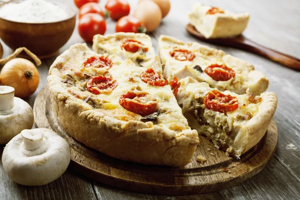 Kish with chicken, mushrooms and cherry tomatoes — Stock Photo, Image