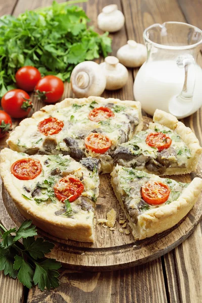 Champignons und Kirschtomaten — Stockfoto