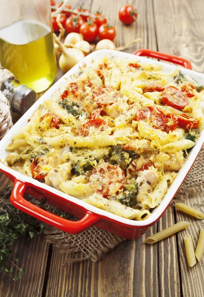 Casserole pasta with chicken and broccoli — Stock Photo, Image