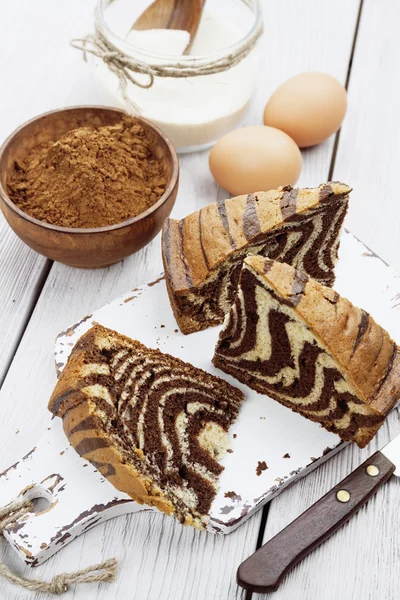 Kuchen mit Kakaopulver — Stockfoto