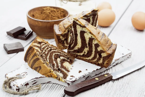 Торт с какао-порошком — стоковое фото