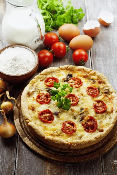 Kish com frango, cogumelos e tomates cereja — Fotografia de Stock