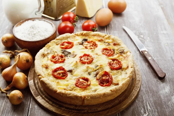 Kish with chicken, mushrooms and cherry tomatoes — Stock Photo, Image