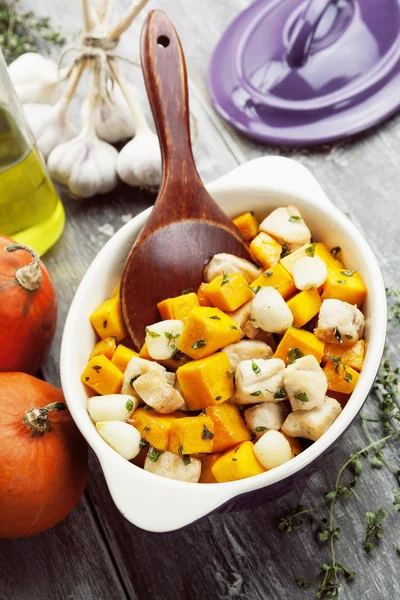 Pollo al horno con calabaza —  Fotos de Stock