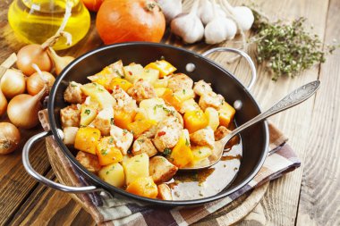 Kabak, patates ve baharatlar ile tavuk güveç