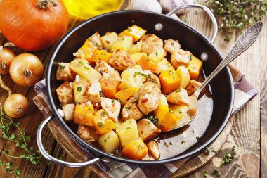 Kabak, patates ve baharatlar ile tavuk güveç