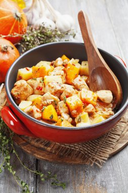 Kabak, patates ve baharatlar ile tavuk güveç