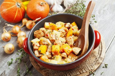 Kabak, patates ve baharatlar ile tavuk güveç