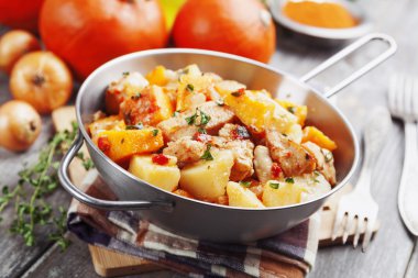 Kabak, patates ve baharatlar ile tavuk güveç