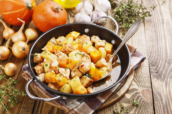 Estofado de pollo con calabaza, patatas y especias — Foto de Stock