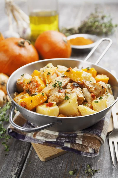 Stufato di pollo con zucca, patate e spezie — Foto Stock