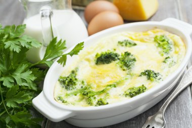 brokoli, peynir ve yumurta ile pişmiş