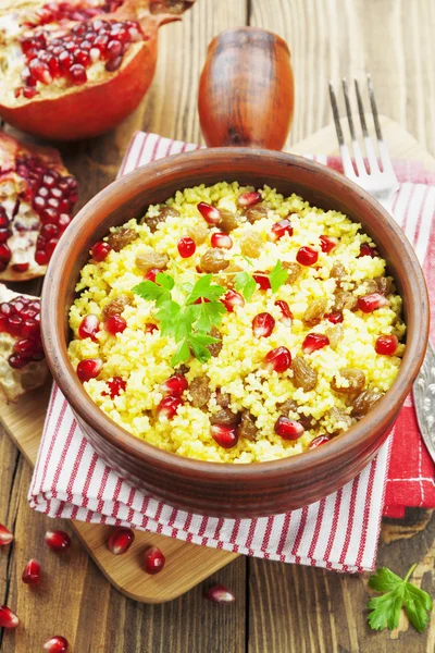 Couscous med granatäpple, russin och kryddor — Stockfoto