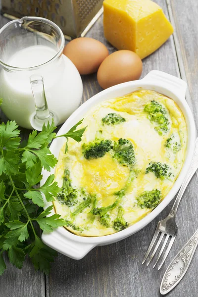 Brokkoli, gebacken mit Käse und Ei — Stockfoto