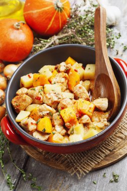 Kabak, patates ve baharatlar ile tavuk güveç