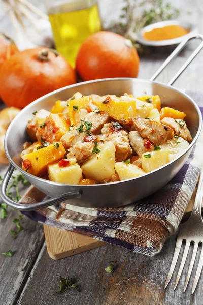 Stufato di pollo con zucca, patate e spezie — Foto Stock