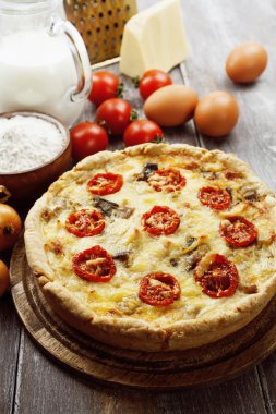 Kiş tavuk, mantar ve kiraz domates