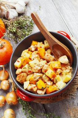 Kabak, patates ve baharatlar ile tavuk güveç