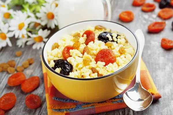 Mingau de milho com frutas secas — Fotografia de Stock