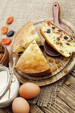 Mannik, irmik kek Kuruyemiş ile