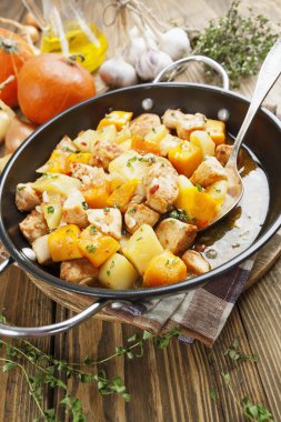 Kabak, patates ve baharatlar ile tavuk güveç
