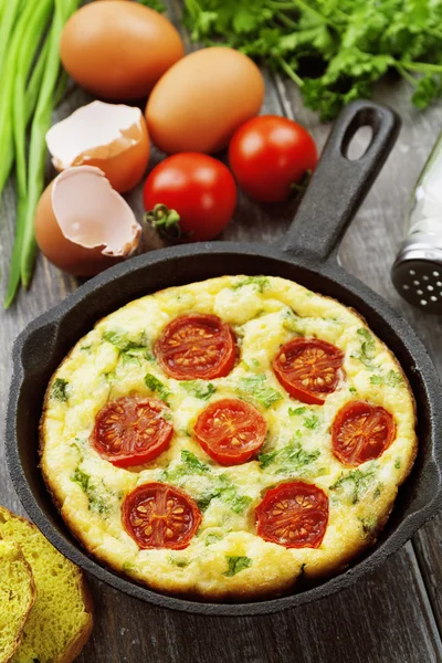 Omeleta se zeleninou a sýrem. Frittata — Stock fotografie