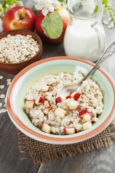 Harina de avena con manzanas caramelizadas —  Fotos de Stock