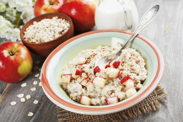 Tarçın ve karamelize elma püresi 