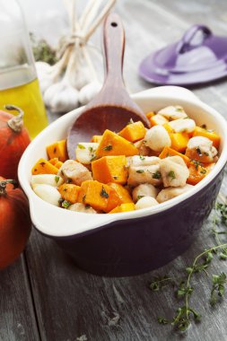 Kabak ile pişmiş tavuk