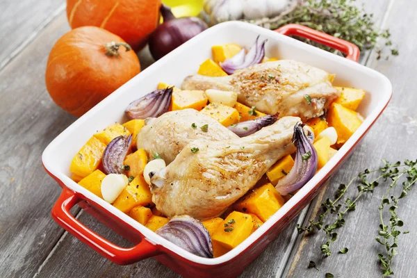 Pollo al horno con calabaza —  Fotos de Stock